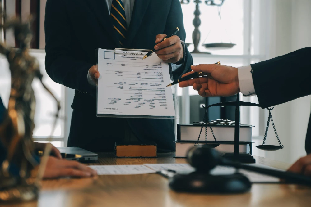 Sterk contractueel werk: het beoordelen en opstellen van contracten om de risico ' s van boetes, niet-betaling en geschillen te verminderen.