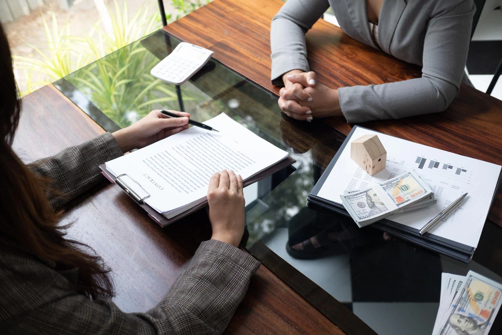 Praktijk in incasso en B2B geschillen: vordering → rechtbank → tenuitvoerlegging.