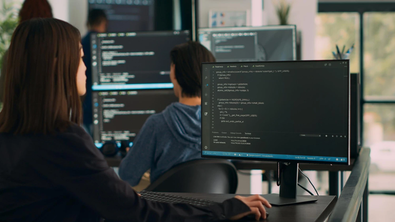 We schrijven schone code en assembleren het project zodat de site snel, stabiel en schaalbaar is.